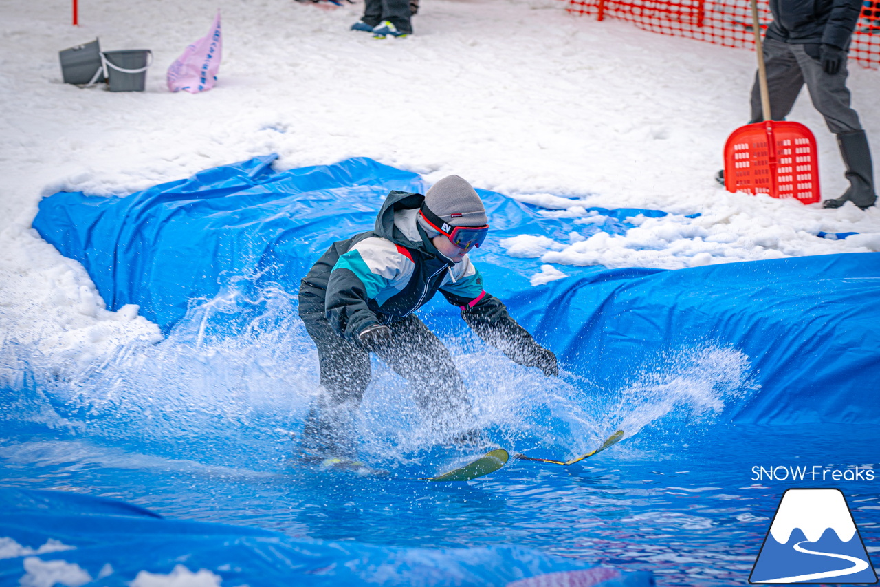 富良野スキー場｜季節は、まだ冬？それとも…？小雪が舞い、たくさんの雪が残る富良野スキー場で、春の恒例イベント『春スキー池渡り大会』開催(^^)/